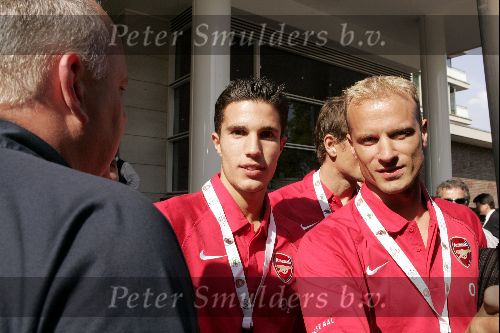 Amsterdam 30 juli 2004
Arsenal verlaat het Hilton hotel. 
Dennis Bergkamp en Robin v Persie