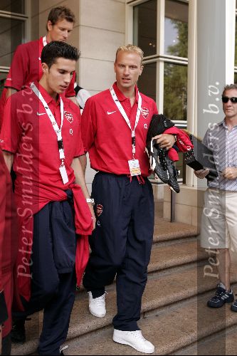 Amsterdam 30 juli 2004
Arsenal verlaat het Hilton hotel. 
Dennis Bergkamp en Robin v Persie