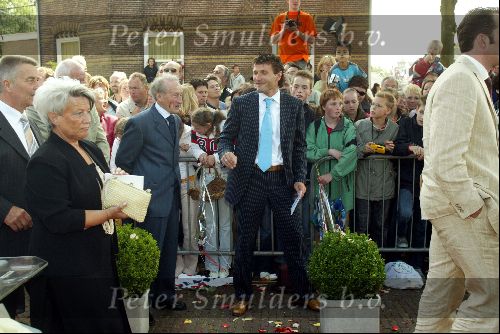 Heesch/Geffen 10 Juli 2004
Trouwen Ruud v Nistelrooy met zijn Leontien Slaats
Ronald Waterreus met familieleden bruidspaar
