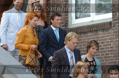 Heesch/Geffen 10 Juli 2004 Trouwen Ruud v Nistelrooy met zijn Leontien Slaats.
Arnold Bruggink en Ronald Waterreus met zijn vriendin
