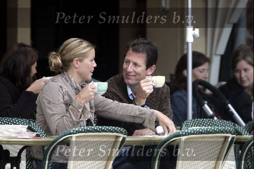 Amsterdam 4 juli 2004
Ruud Hendriks op terras met vriendin bij Joffers op de Cornelis Schuytstraat.