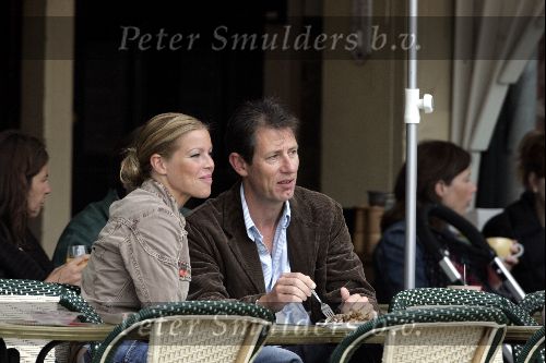 Amsterdam 4 juli 2004
Ruud Hendriks op terras met vriendin bij Joffers op de Cornelis Schuytstraat.