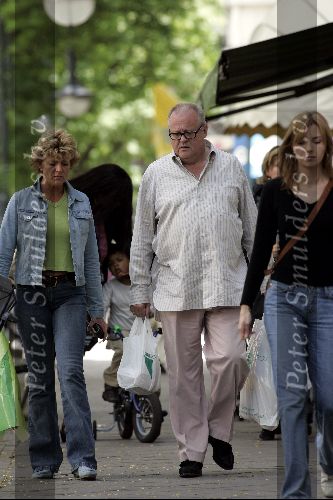 Amsterdam 1 juli 2004
Simone Kleinsma en Guus Verstraete boodschappen doen op Cornelis Schuytstraat
