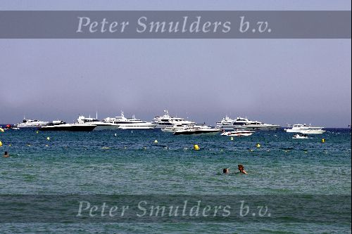 St Tropez 23 juli 2004
Harry Mens met zijn ex vrouw Suze Mens en 3 kinderen bij club 55 in  St Tropez.