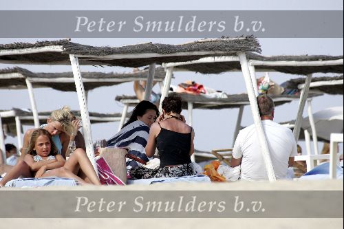 St Tropez 23 juli 2004
Harry Mens met zijn ex vrouw Suze Mens en 3 kinderen bij club 55 in  St Tropez.