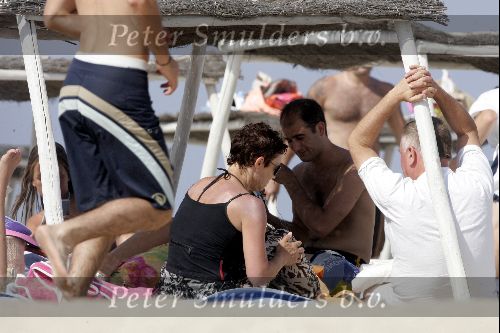 St Tropez 23 juli 2004
Harry Mens met zijn ex vrouw Suze Mens en 3 kinderen bij club 55 in  St Tropez.