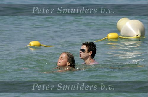 St tropez 25 juli 
Suze Mens Sr met een van de dochters van Harry Mens zin tweede relatie