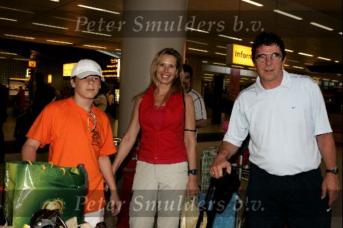 Schiphol 1 juli 2004
Aankoms Nederlands elftal na ek Portugal.
Wim v Hanegem met vrouw en zoon