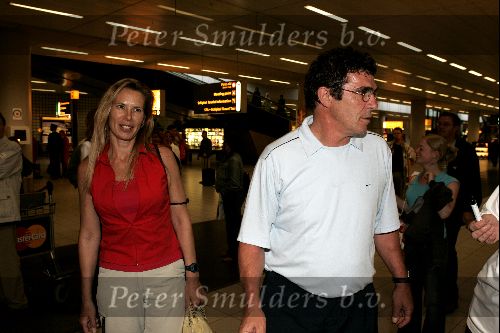 Schiphol 1 juli 2004
Aankoms Nederlands elftal na ek Portugal.
Wim v Hanegem met vrouw en zoon