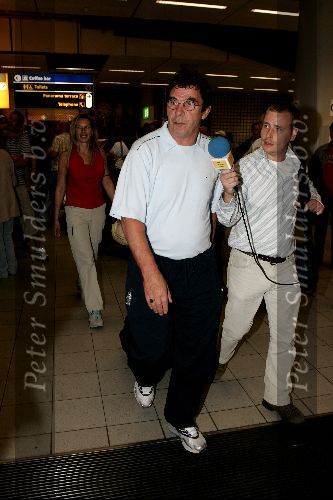 Schiphol 1 juli 2004
Aankoms Nederlands elftal na ek Portugal.
Wim v Hanegem met vrouw en zoon