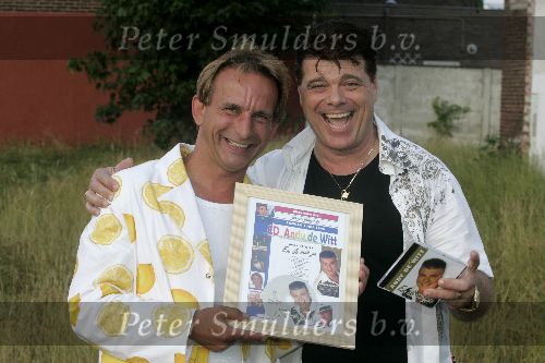 Tilburg, 3 Juli 2005
Oranje-kenner en liefhebber, Johan Vlemmix samen met Ad v d Hurh Andy de Witt bij uitreiking nieuwe CD