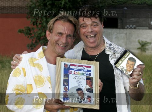 Tilburg, 3 Juli 2005
Oranje-kenner en liefhebber, Johan Vlemmix samen met Ad v d Hurh Andy de Witt bij uitreiking nieuwe CD
