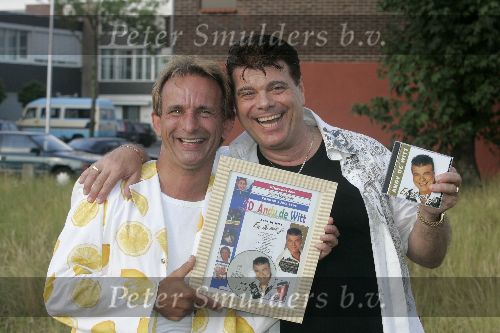 Tilburg, 3 Juli 2005
Oranje-kenner en liefhebber, Johan Vlemmix samen met Ad v d Hurh Andy de Witt bij uitreiking nieuwe CD
