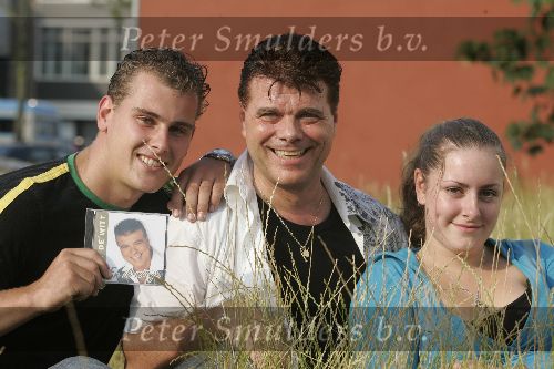 Tilburg, 3 Juli 2005
Ad v d Hurk ( artiestennaam Andy de Witt ) bij uitreiking nieuwe CD hier op de foto samen met zijn dochter en a.s. schoonzoon