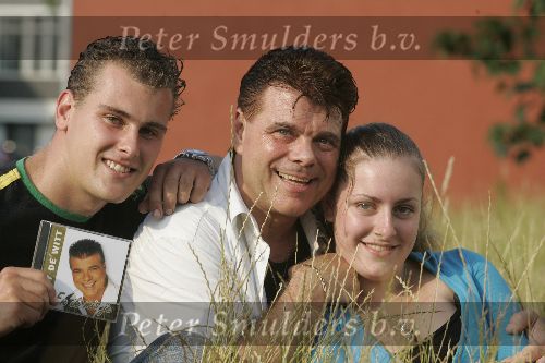 Tilburg, 3 Juli 2005
Ad v d Hurk ( artiestennaam Andy de Witt ) bij uitreiking nieuwe CD hier op de foto samen met zijn dochter en a.s. schoonzoon