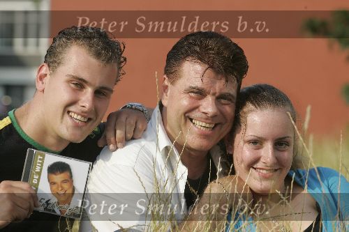 Tilburg, 3 Juli 2005
Ad v d Hurk ( artiestennaam Andy de Witt ) bij uitreiking nieuwe CD hier op de foto samen met zijn dochter en a.s. schoonzoon