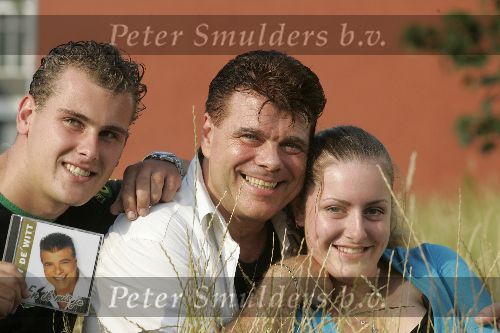 Tilburg, 3 Juli 2005
Ad v d Hurk ( artiestennaam Andy de Witt ) bij uitreiking nieuwe CD hier op de foto samen met zijn dochter en a.s. schoonzoon