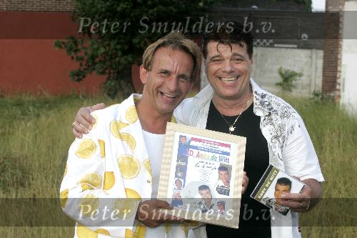 Tilburg, 3 Juli 2005
Oranje-kenner en liefhebber, Johan Vlemmix samen met Ad v d Hurh Andy de Witt bij uitreiking nieuwe CD