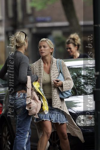 Amsterdam 13 juli 2005
Angela Kluivert op cornelis schuytstraat met gsm