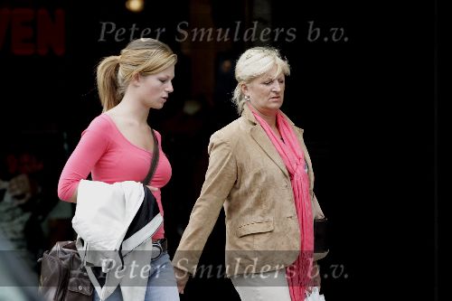Amsterdam 27 juli 2005
Anita Meier aan het winkelen op de pc hooftstraat met haar dochter Patty.