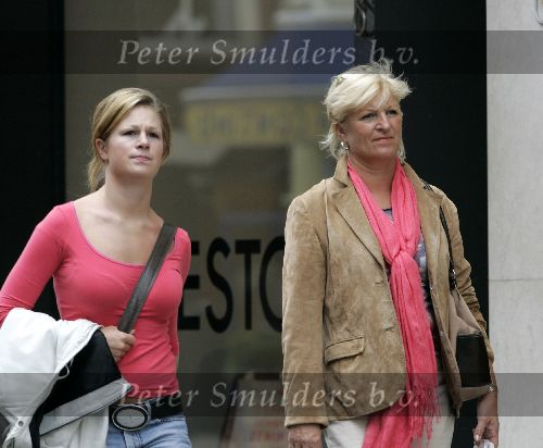 Amsterdam 27 juli 2005
Anita Meier aan het winkelen op de pc hooftstraat met haar dochter Patty.