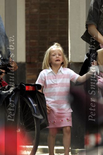 Amsterdam 13 juli 2005
Prinses Marilene met Anna v Vollenhoven (huilend) Lucas v Vollenhoven en kinderwagen met Felicia