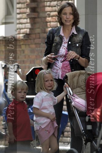 Amsterdam 13 juli 2005
Prinses Marilene met Anna v Vollenhoven (huilend) Lucas v Vollenhoven en kinderwagen met Felicia