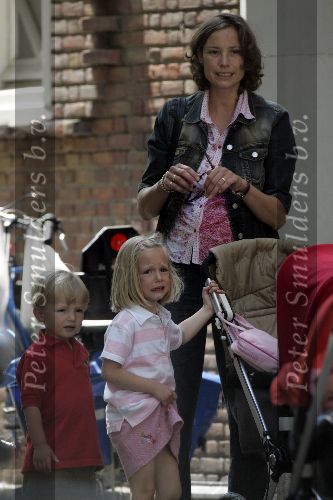 Amsterdam 13 juli 2005
Prinses Marilene met Anna v Vollenhoven (huilend) Lucas v Vollenhoven en kinderwagen met Felicia