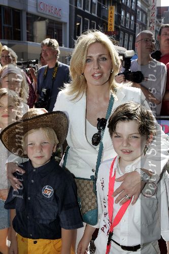 Amsterdam 10 juli 2005
Premiere Zoop in Tuschinski.
Annita v d Hoeven met kinderen