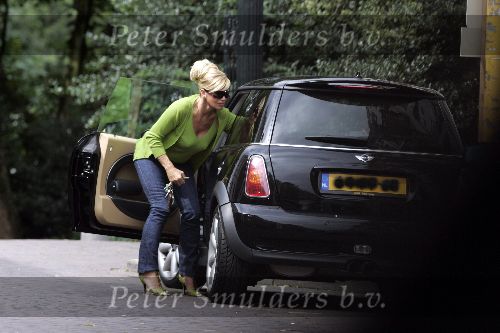 Amsterdam 30 juli 2005
Connie Breukhoven met mini cooper bij haar nieuwe appartement op pc Hooftstraat