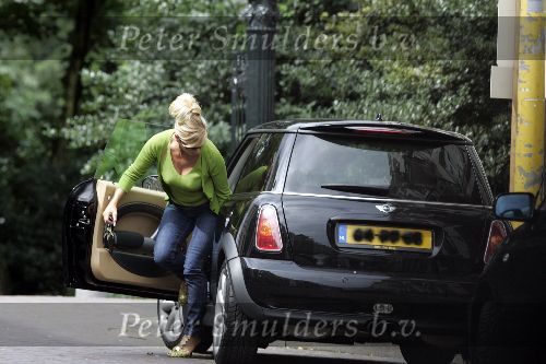 Amsterdam 30 juli 2005
Connie Breukhoven met mini cooper bij haar nieuwe appartement op pc Hooftstraat