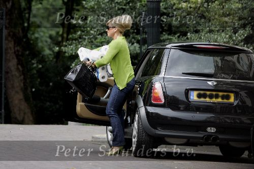 Amsterdam 30 juli 2005
Connie Breukhoven met mini cooper bij haar nieuwe appartement op pc Hooftstraat