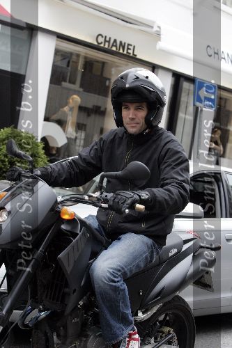 Amsterdam 22 juli 2005
Daniel Boissevain op zijn KTM moter op de pc hooftstraat