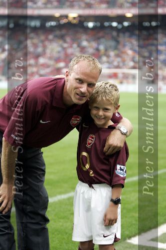 Amsterdam 29 juli 2005
Ajax tournooi in de Arenea. Ajax-Arsenal.
 Dennis Bergkamp met    Mitchell  Bergkamp.