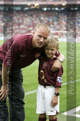 Amsterdam 29 juli 2005
Ajax tournooi in de Arenea. Ajax-Arsenal.
 Dennis Bergkamp met Mitchell  Bergkamp.
