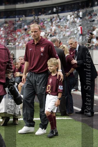 Amsterdam 29 juli 2005
Ajax tournooi in de Arenea. Ajax-Arsenal.
 Dennis Bergkamp met   Mitchell  Bergkamp.
