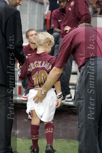 Amsterdam 29 juli 2005
Ajax tournooi in de Arenea. Ajax-Arsenal.
  Dennis Bergkamp  met  Mitchell   Bergkamp.