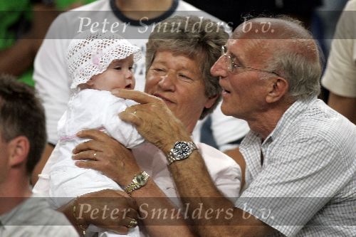 Amsterdam 29 juli 2005
Ajax tournooi in de Arenea. Ajax-Arsenal.
Vader en Moeder Dennis Bergkamp met Yasmin   Mitchell Estelle Saffon en Henriette Bergkamp.