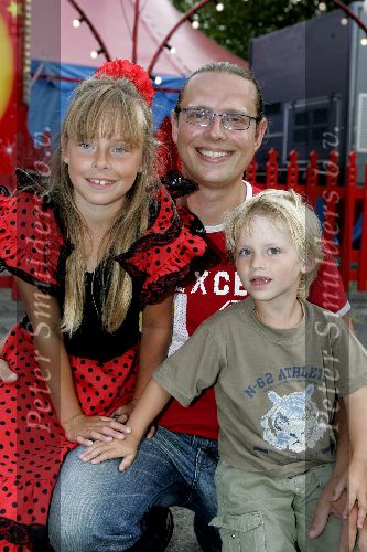 Amsterdam 3 augustus 2004
Premiere circus Renz. Klusjesman SBS 6  met kinderen