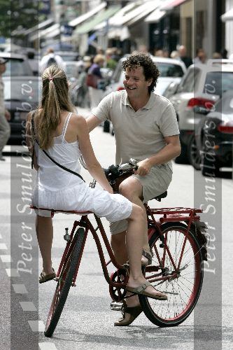 Amsterdam 16 juli 2005
Dirk Zeelenberg met vriendin op fiets op de pc hooftstraat
