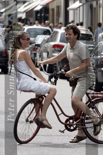 Amsterdam 16 juli 2005
Dirk Zeelenberg met vriendin op fiets op de pc hooftstraat