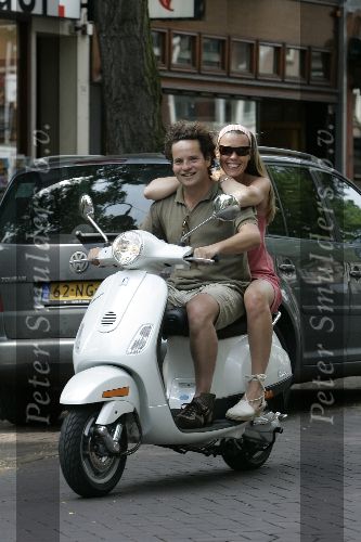 Amsterdam 18 juli 2005
Dirk Zeelenberg met vriendiop vespa scooter op cornelis schuytstraat