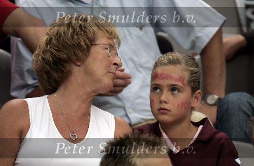 Amsterdam 29 juli 2005
Ajax tournooi in de Arenea. Ajax-Arsenal.
Vader en Moeder Dennis Bergkamp met Yasmin   Mitchell Estelle Saffon en Henriette Bergkamp.