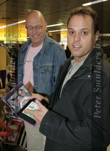 Schiphol 24 juli 2005
Frans Bauer vertrekt naar Zuid Afrika. Mariska brengt hem weg.