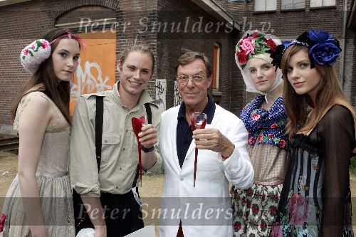 Amsterdam  28 juli 2005
Frans Molenaar modeshow bij amsterdam fashion week bij westergasfabriek. Frans met winnaar frans molenaar prijs 2005