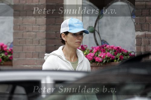 Amsterdam 23 juli 2005
Frederique Huydts met petje boodschappen doen