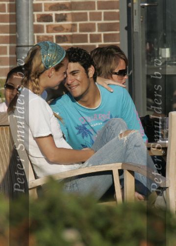 Amsterdam 12 juli 2005
Froukje de Both met nieuwe vriend op terras bij Panama.