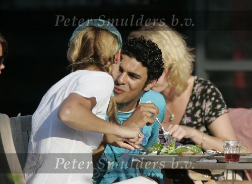 Amsterdam 12 juli 2005
Froukje de Both met nieuwe vriend op terras bij Panama.