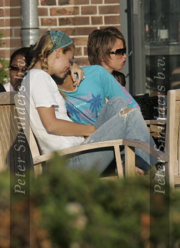 Amsterdam 12 juli 2005
Froukje de Both met nieuwe vriend op terras bij Panama.