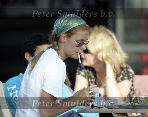 Amsterdam 12 juli 2005
Froukje de Both met nieuwe vriend op terras bij Panama. met sigaret rokend